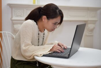 姿勢が悪いと長生きできないので背筋を伸ばそう