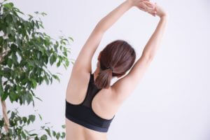 側屈運動は体側を伸ばし柔軟性をアップし左右差を是正します