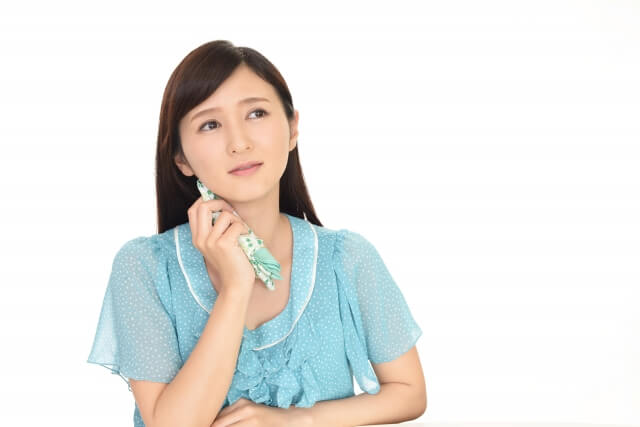 悩み事を考える女性