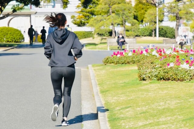 公園を歩く女性