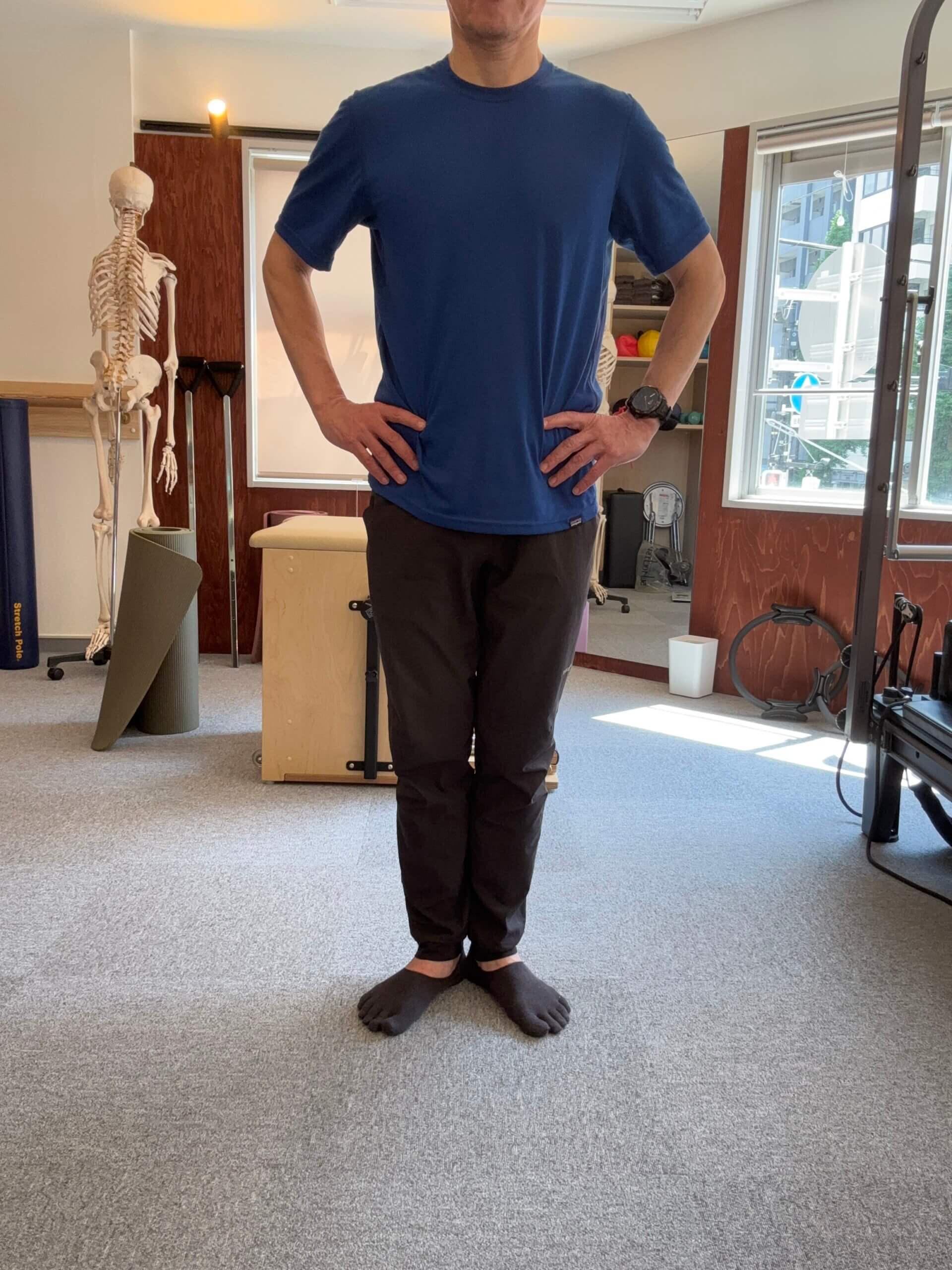 つま先だちスクワットの準備。踵を合わせつま先は80°開く