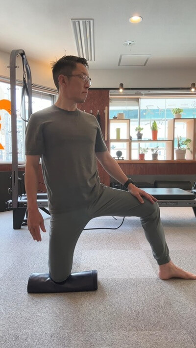 膝立ちから大殿筋を意識して股関節を動かす。