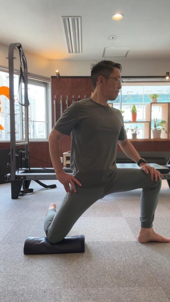 膝立ちから膝を前に出して、股関節を意識する