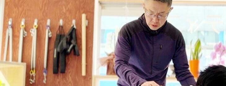 カメシチのトレーナーがマシンピラティスで背骨を動かしている